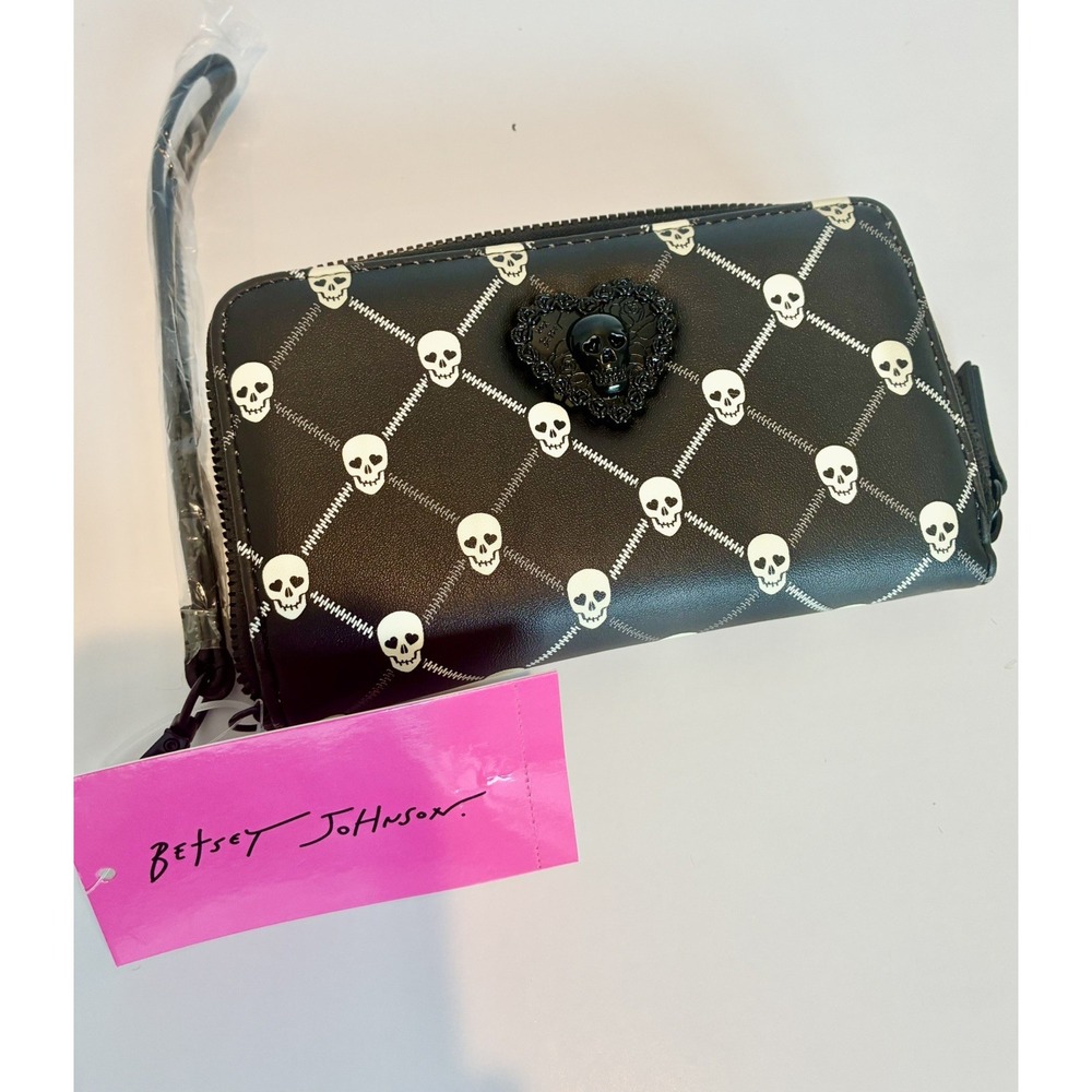 Betsey Johnson Skull Print Black And White Zip Around Wallet~Wristlet-NWT